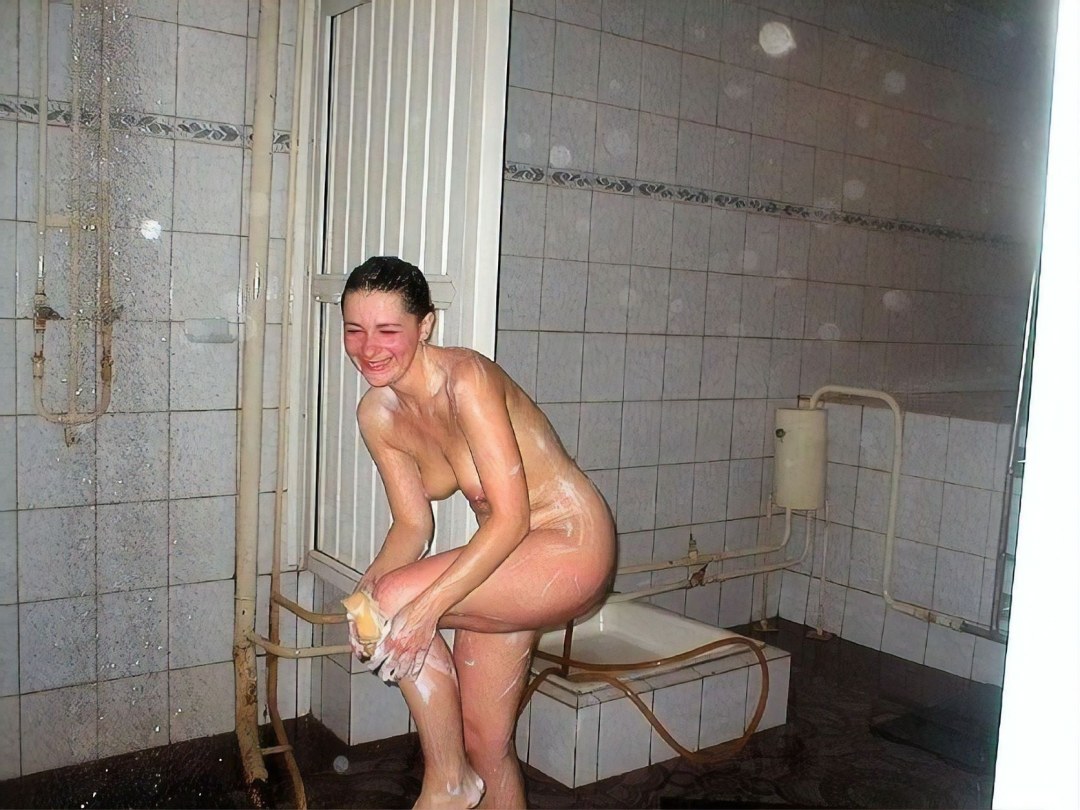 Las mujeres desnudas se lavan en una sauna en una ducha