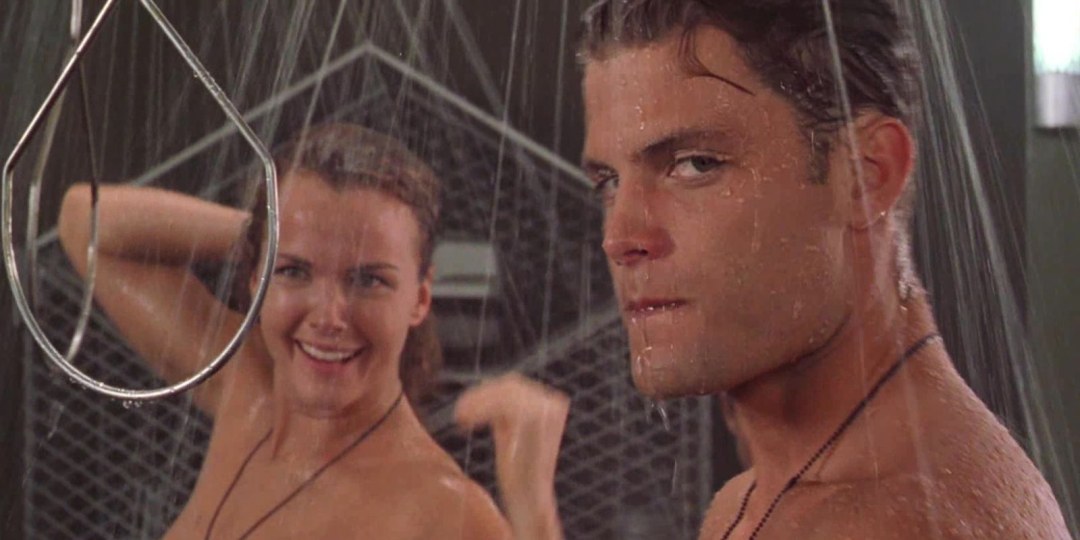 Dina Meyer Star Landing en la ducha