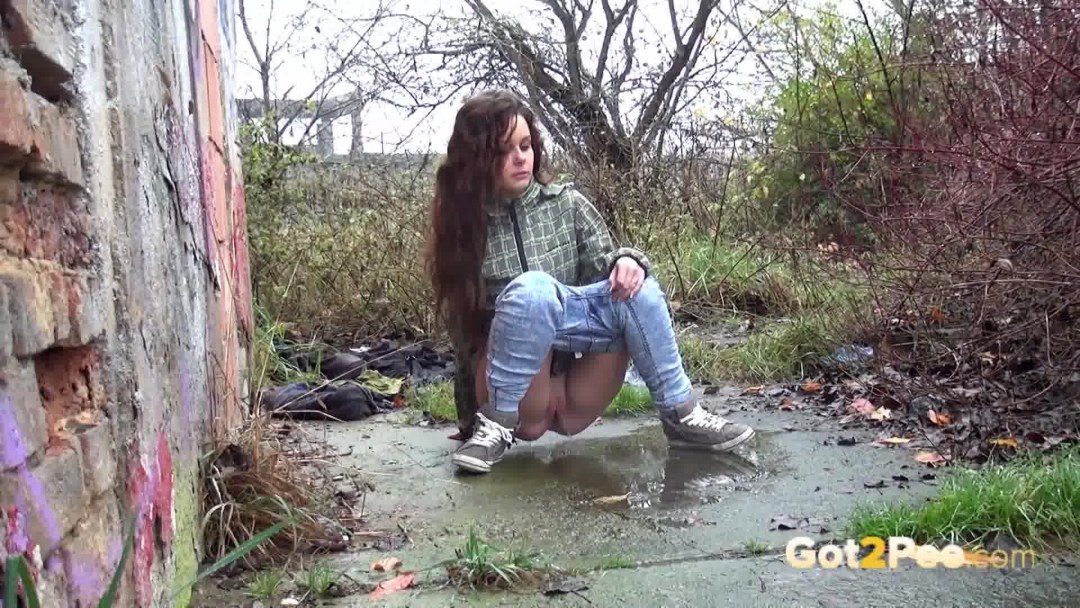 La niña escribió en la calle