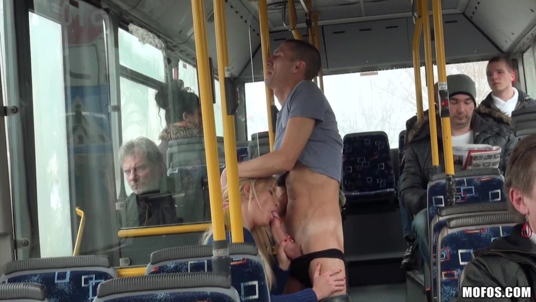 Gente desnuda en transporte