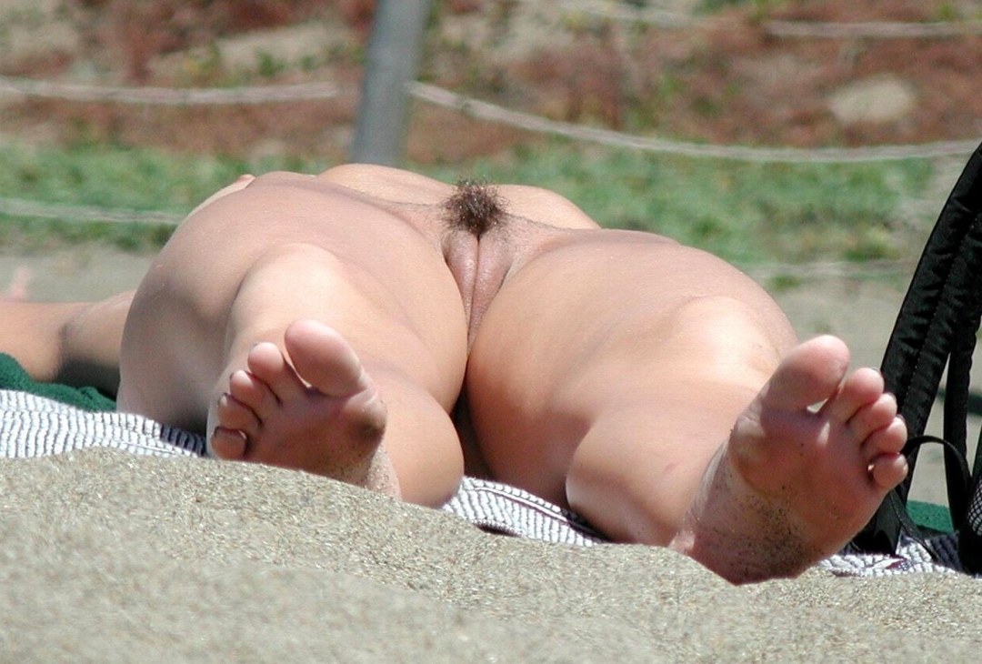 Mujeres desnudas mirando