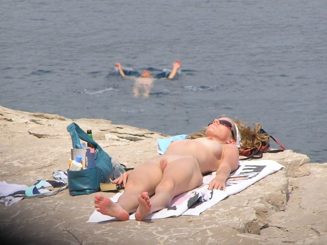 Playa nudista espía