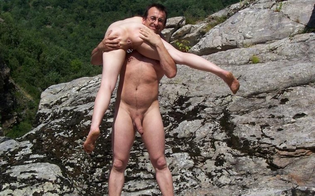 Nudistas desnudos en la naturaleza