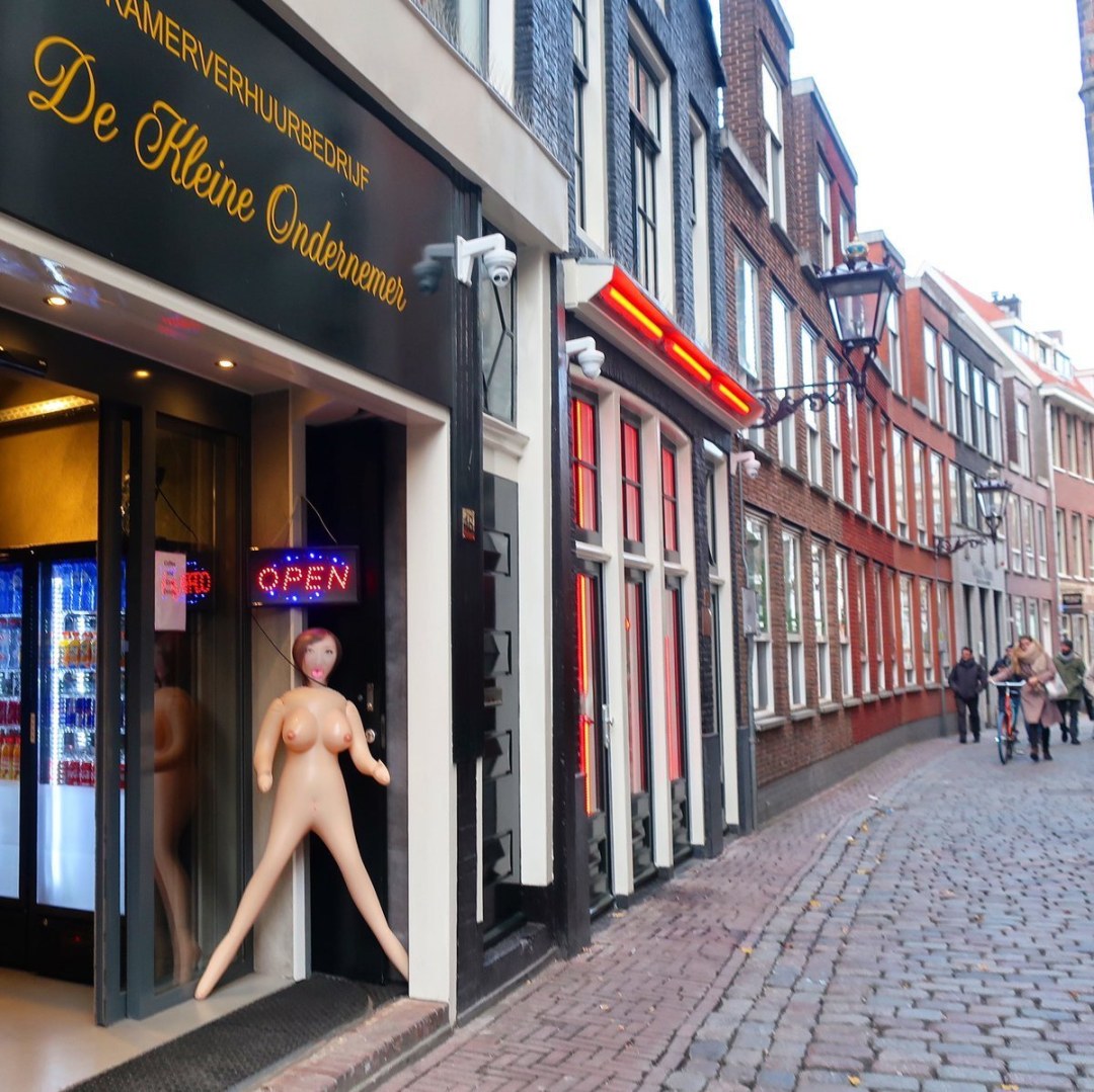 Desnudo en las calles de Amsterdam