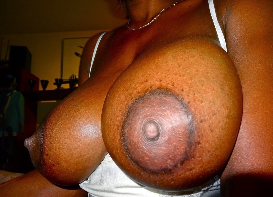 Pezones negros gigantes