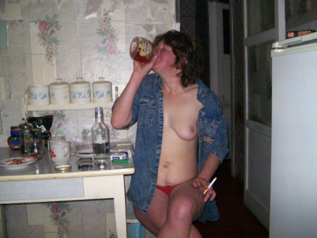 Alcohólico maduro desnudo