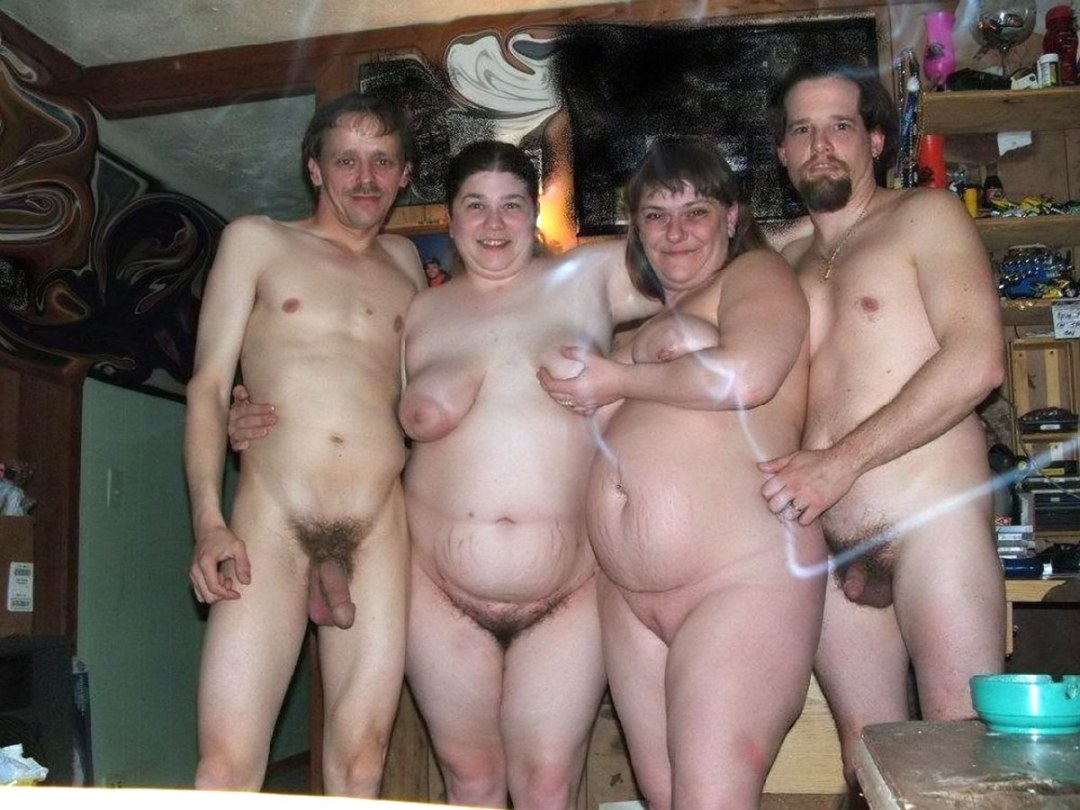 Mujeres peludas gordas en la casa de baños