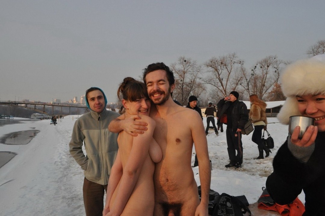 Familia bañándose desnudo en el agujero