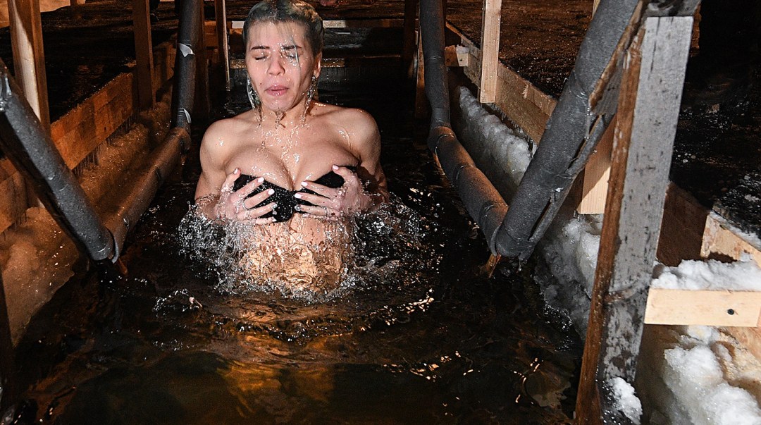 Epifanía bañando mujeres