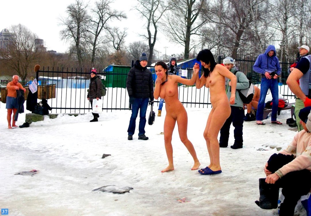 Baño desnudo para el bautismo