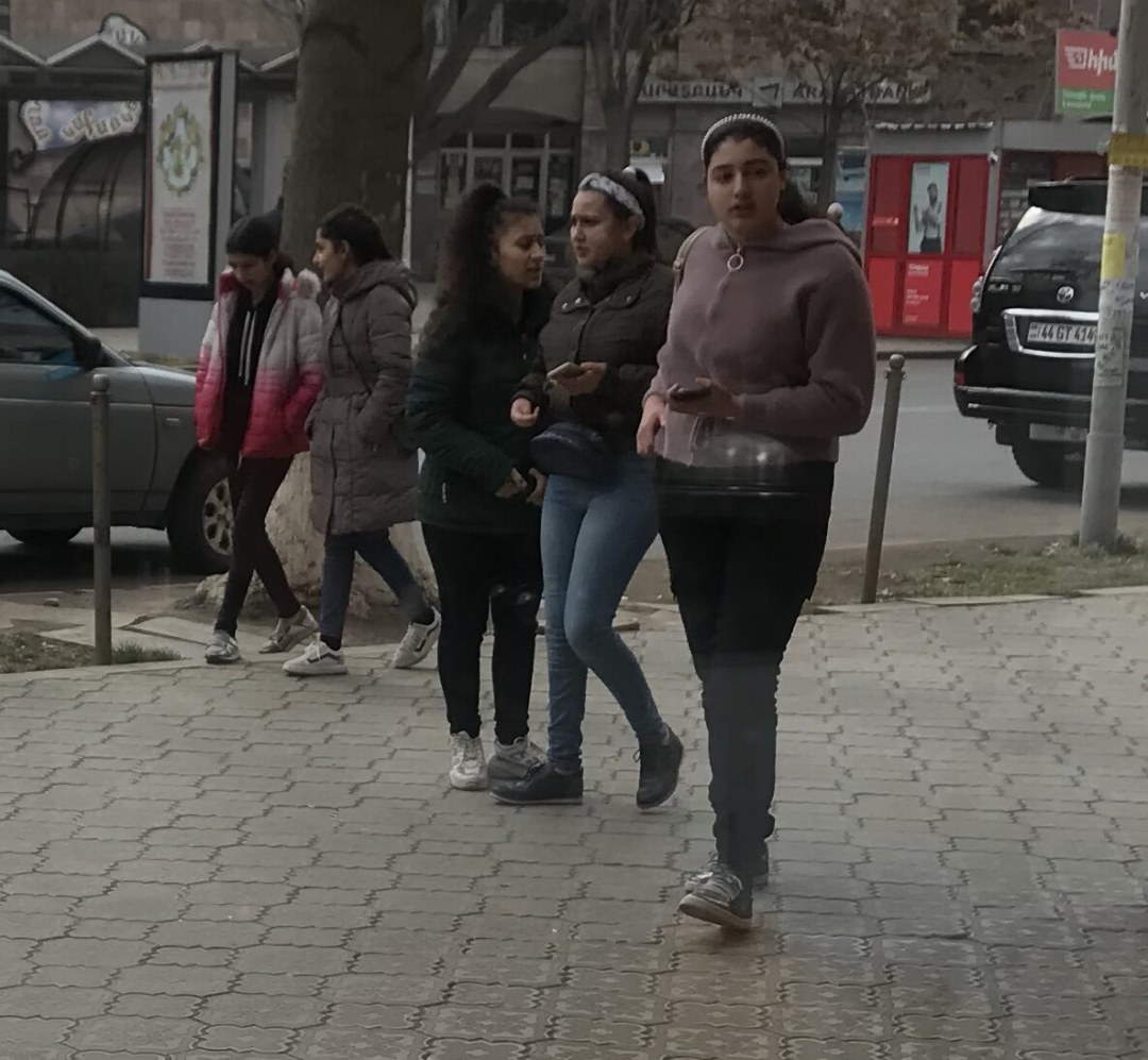 Chicas en las calles de Ereván