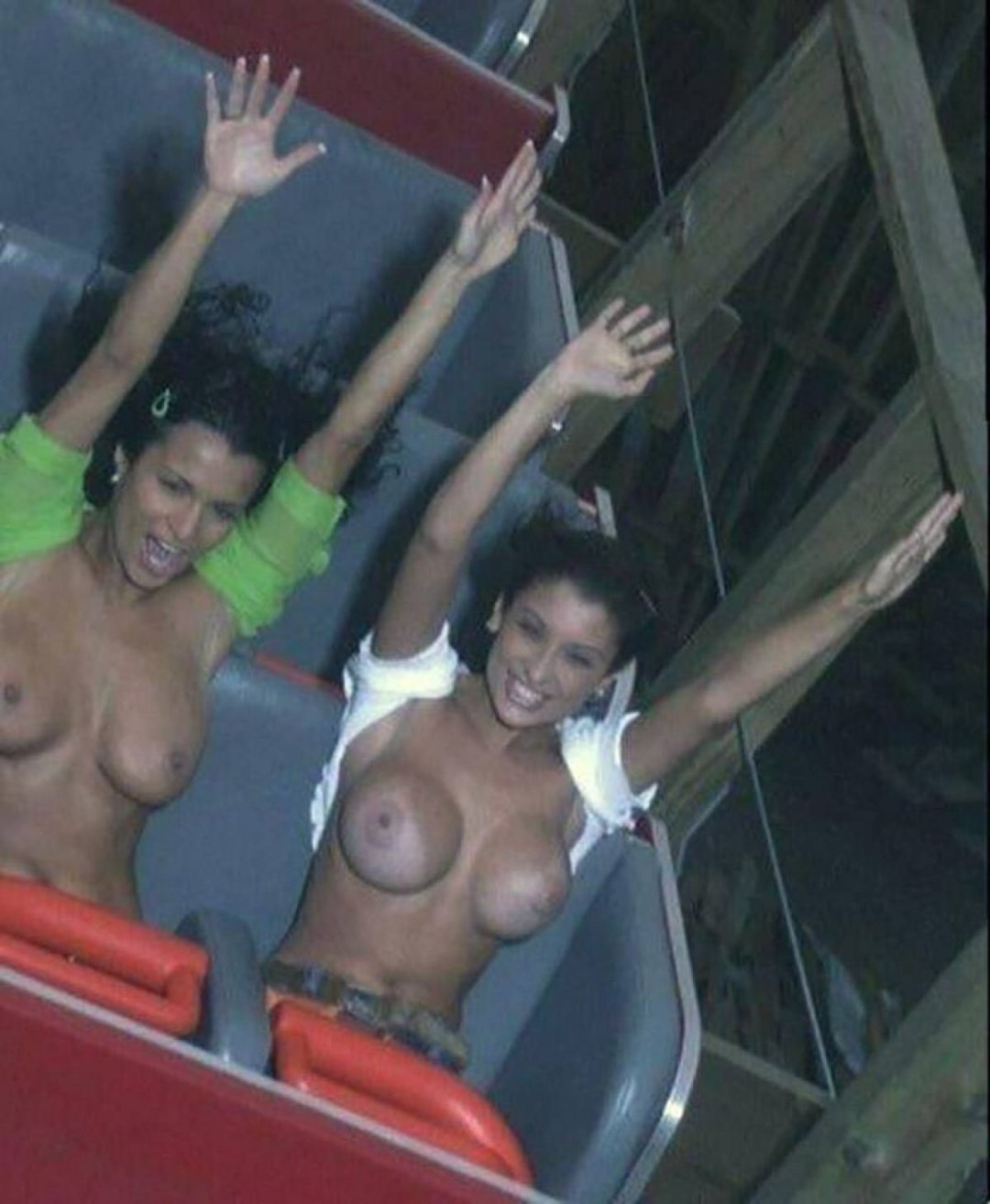 Chicas desnudas en los paseos