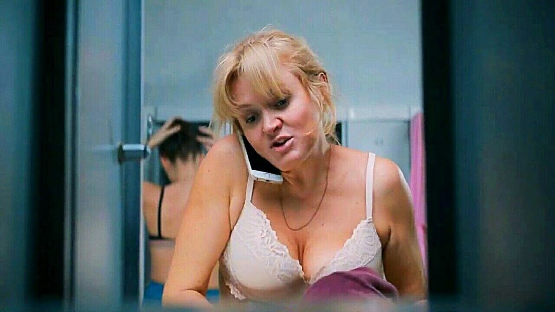Anna Mikhalkova en ropa interior en la película