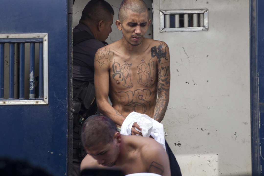 Criminales desnudos en prisión