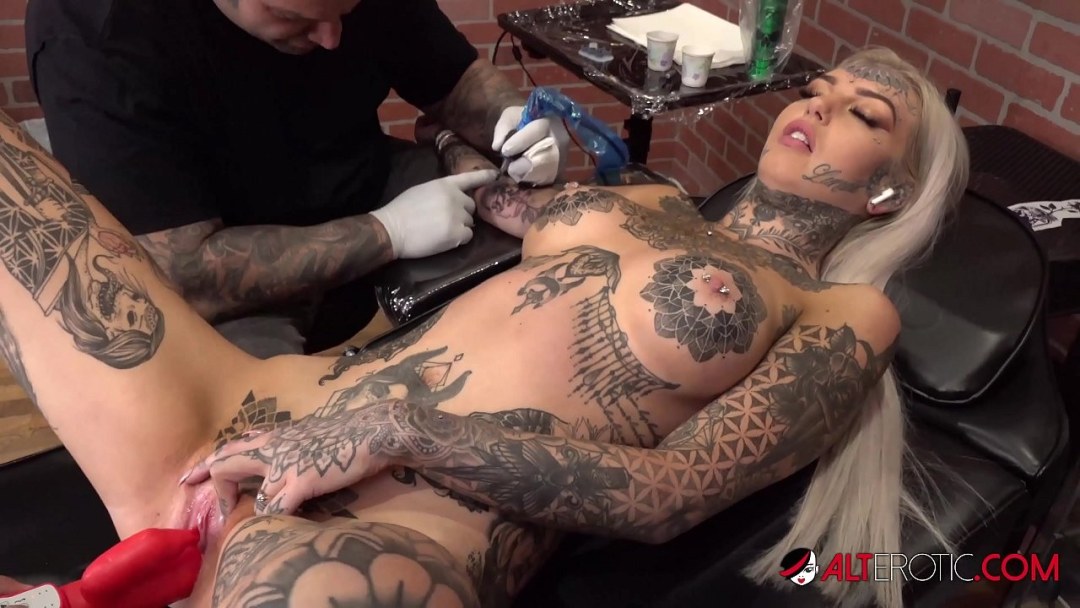 Sexo tatuado de ámbar luke