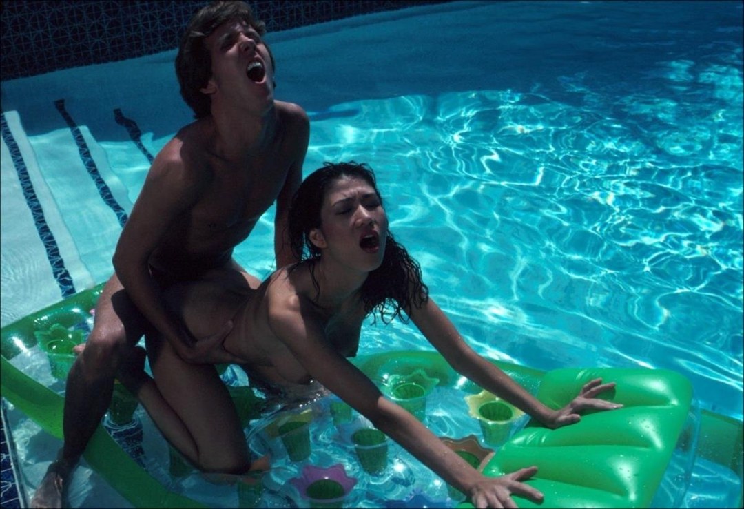 Juventud desnuda en la piscina