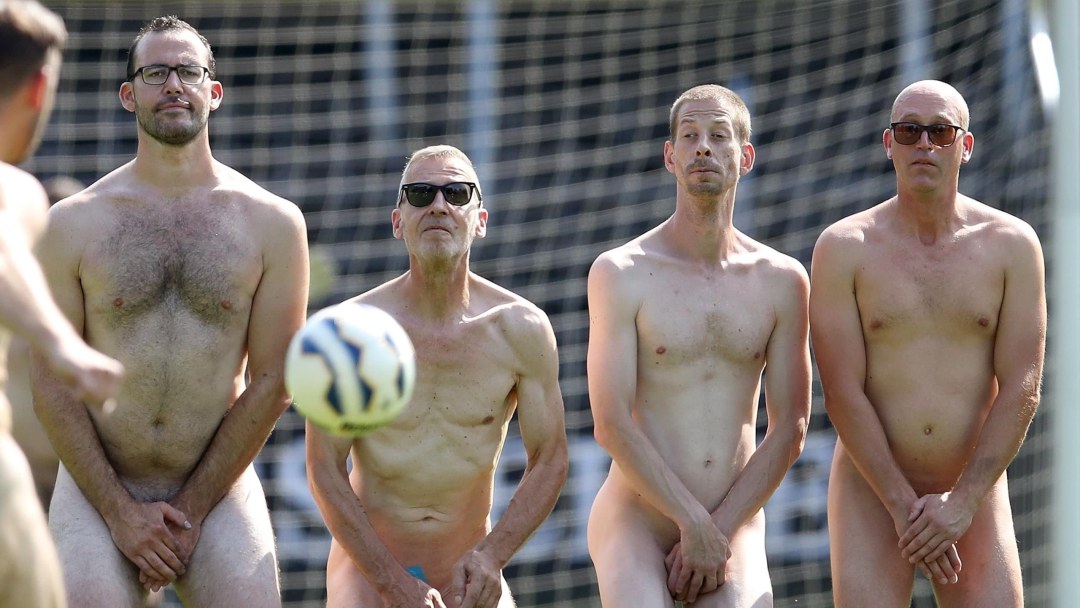Jugadores de fútbol completamente desnudos