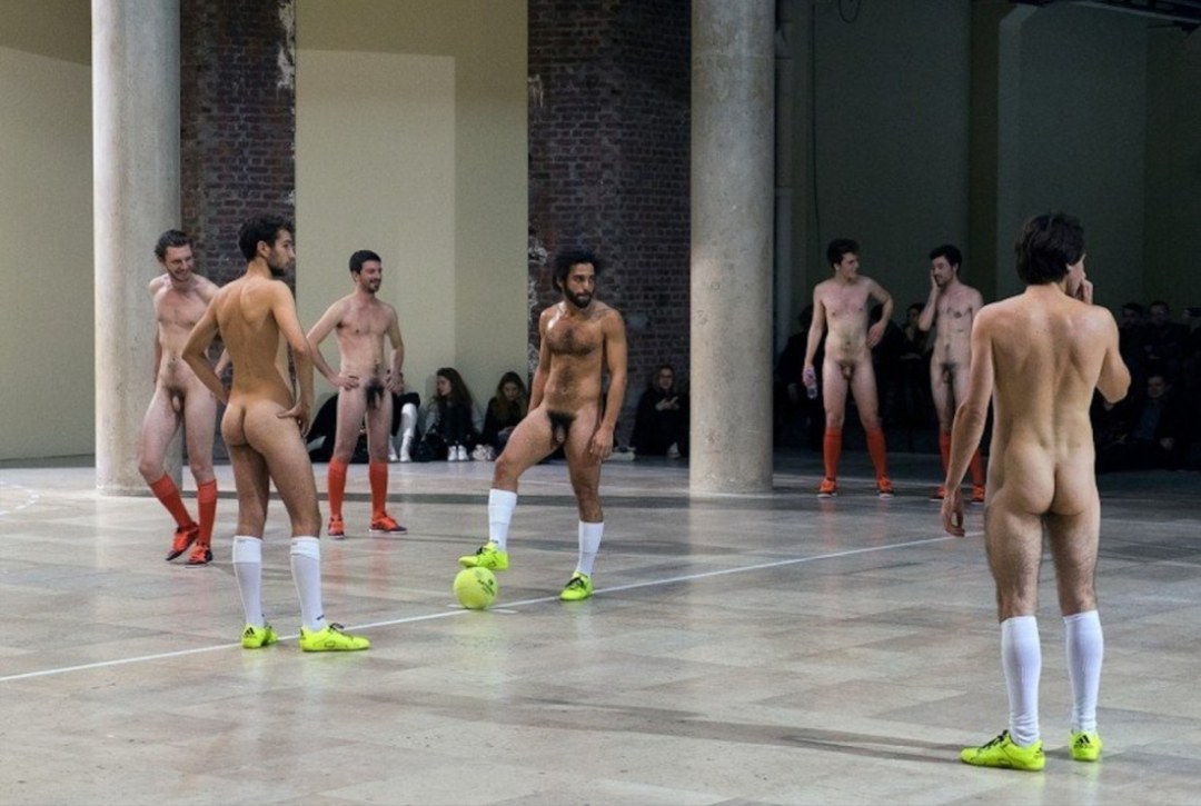 Jugadores de fútbol desnudos en el vestuario