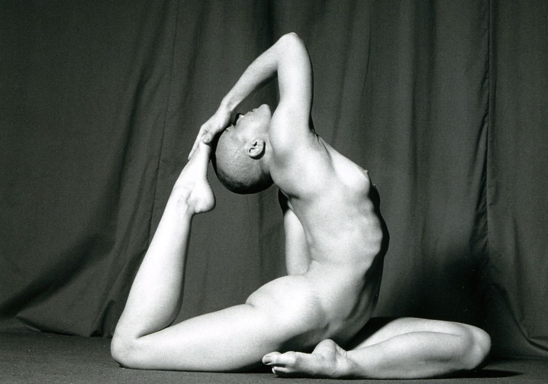 Gimnasta retro desnuda