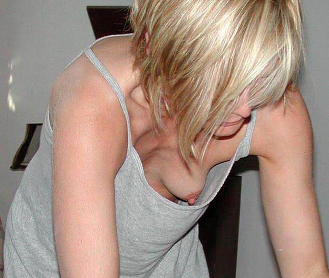 Pechos pequeños debajo de una blusa