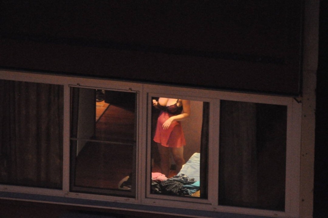 Mujer desnuda en la ventana opuesta