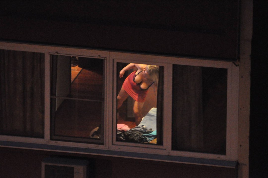 Espiado por la ventana
