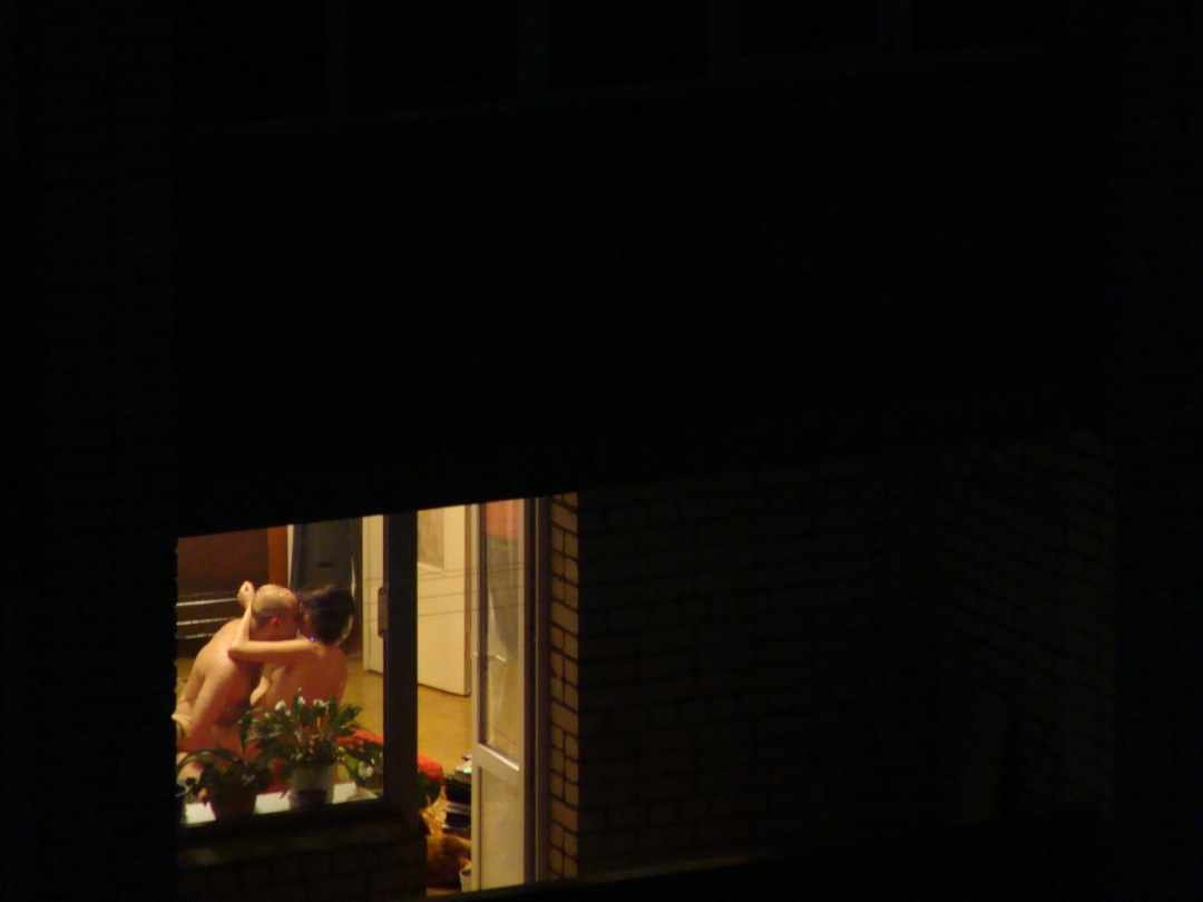 Mirando en las ventanas de las casas