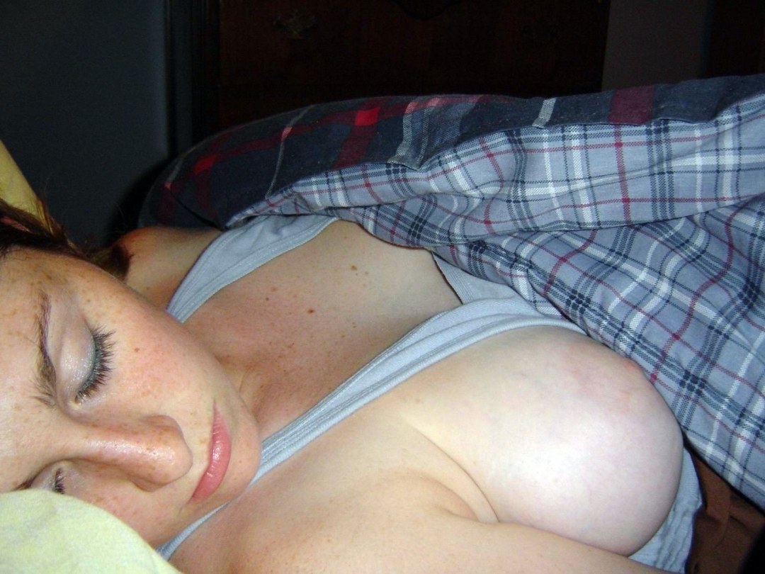 Pechos de niñas dormidas privadas