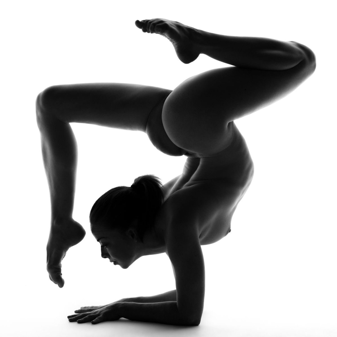 Gimnasta desnuda bailarina irina