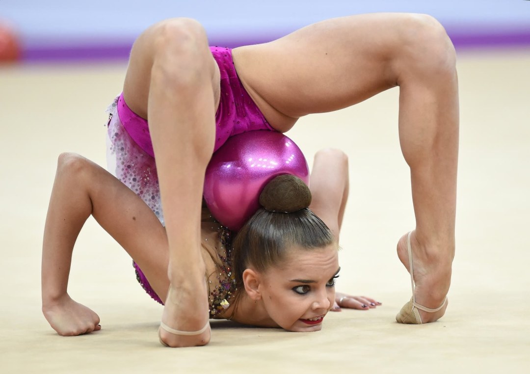 Gimnasta desnuda Dean Averina