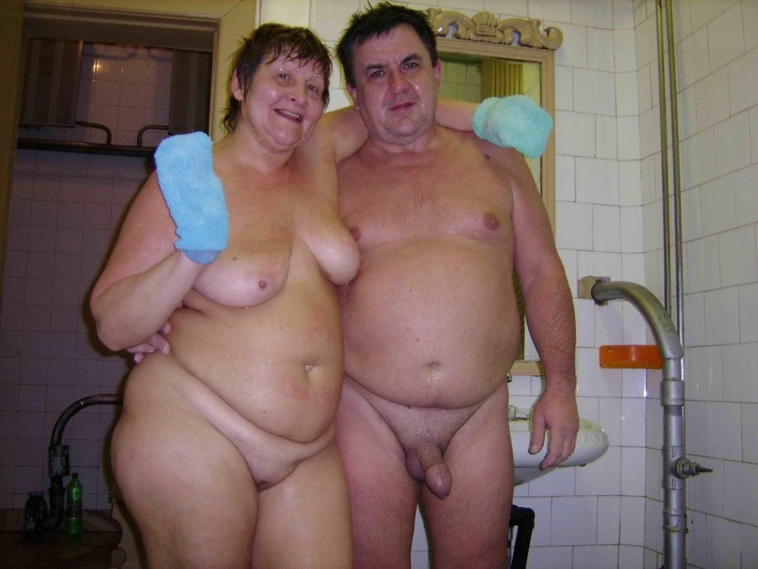 Mujeres gordas desnudas en la casa de baños