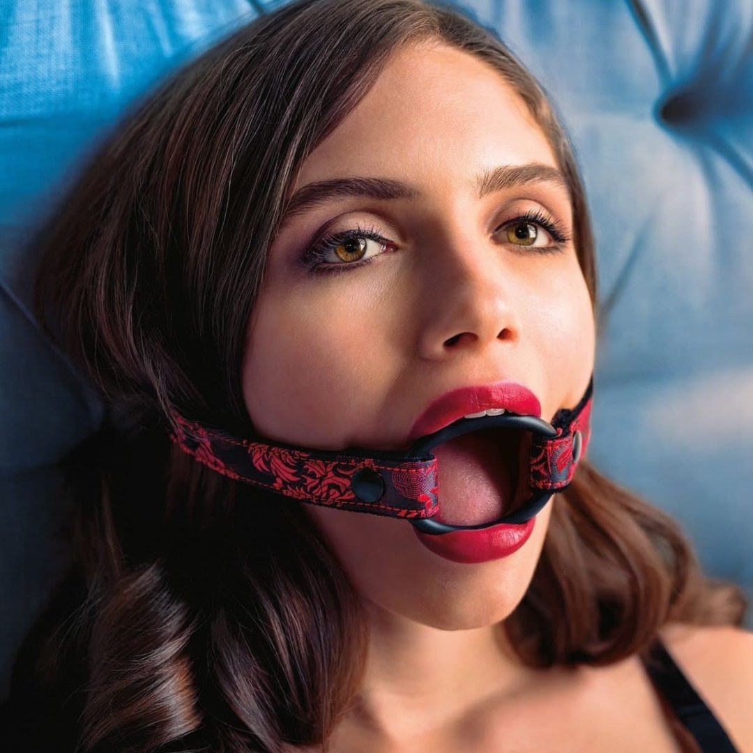 Chica con un expansor de mordaza