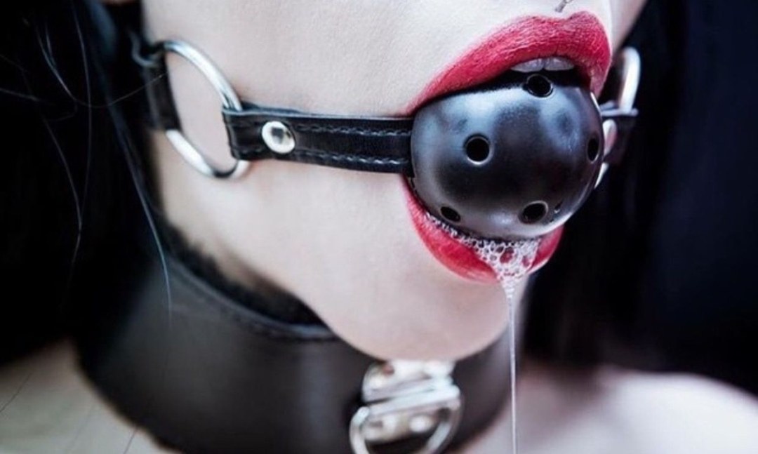 Gags y saliva chicas