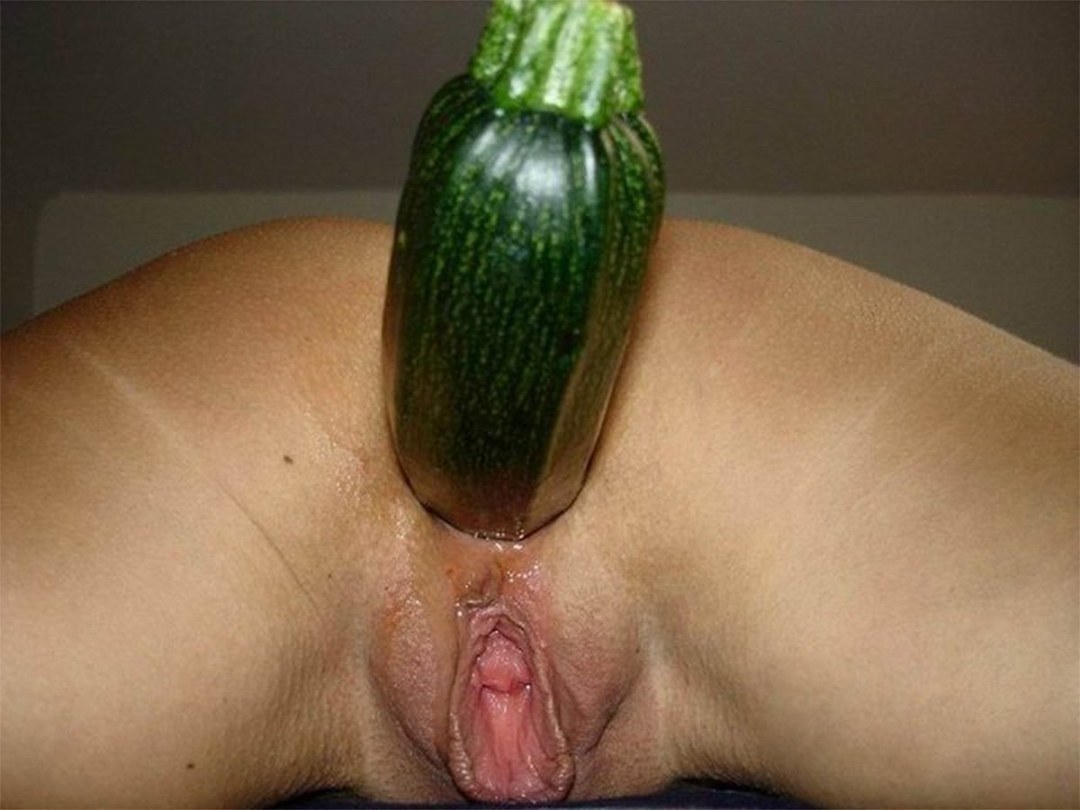 Enorme calabacín en la vagina