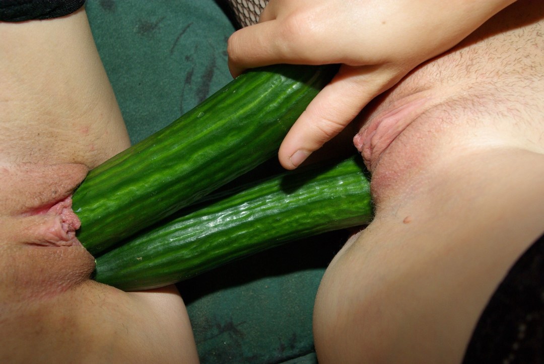 Enorme pepino en la vagina