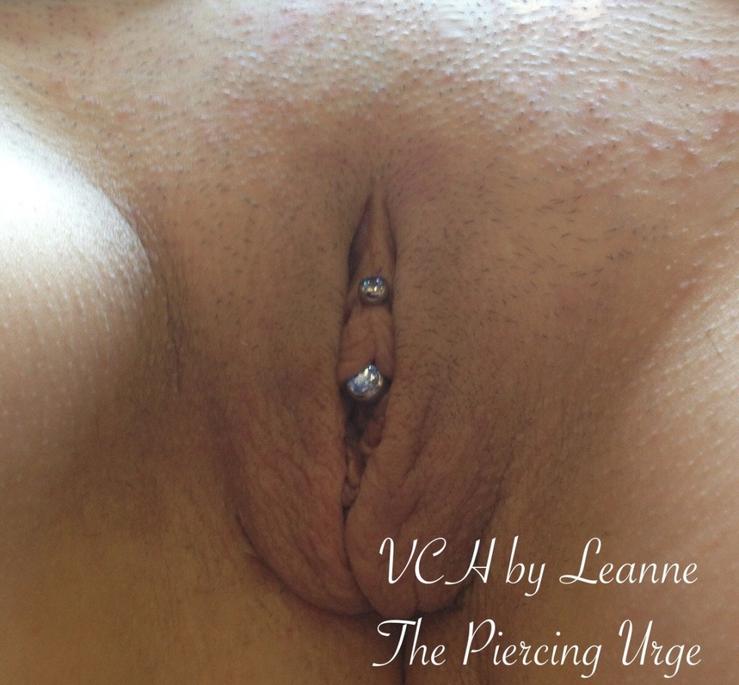 Camina con piercing íntimo