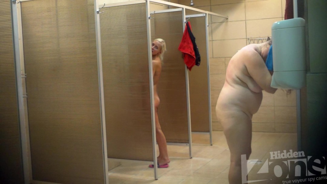 Mujeres gruesas en la ducha