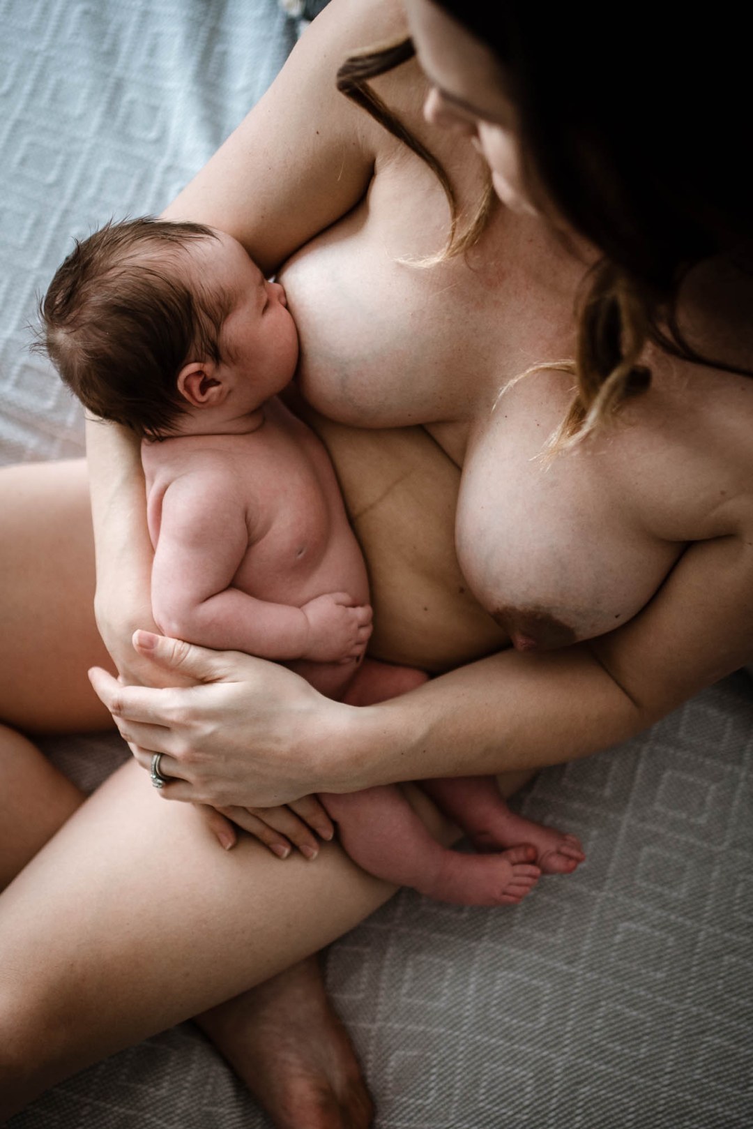 La mujer embarazada de los senos