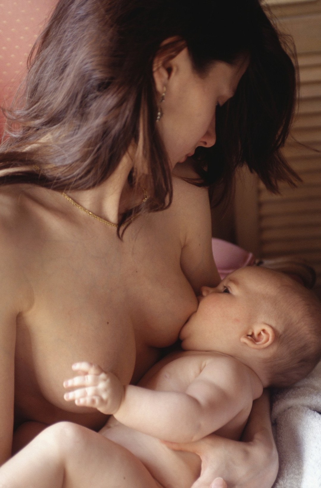 Desnudo de la lactancia materna