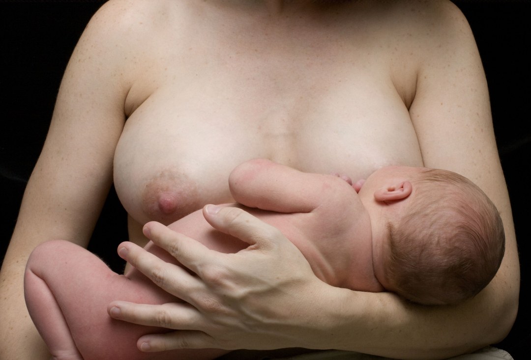 Mujeres desnudas amamantando