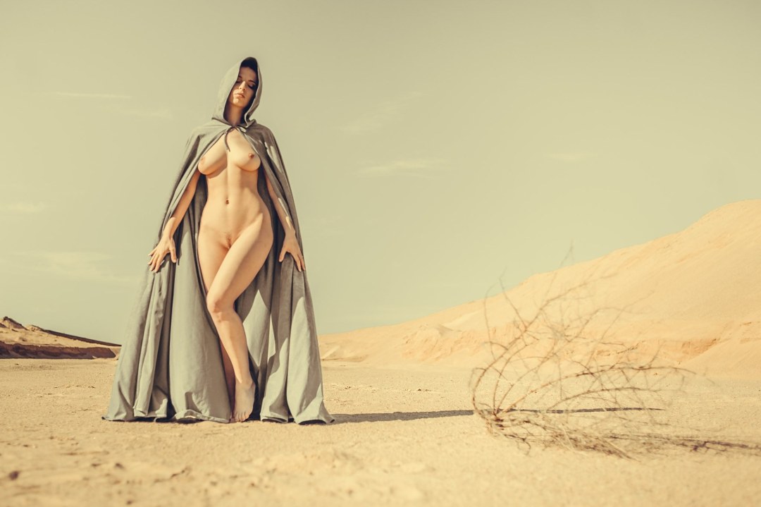 Las mujeres desnudas son hermosas en el desierto