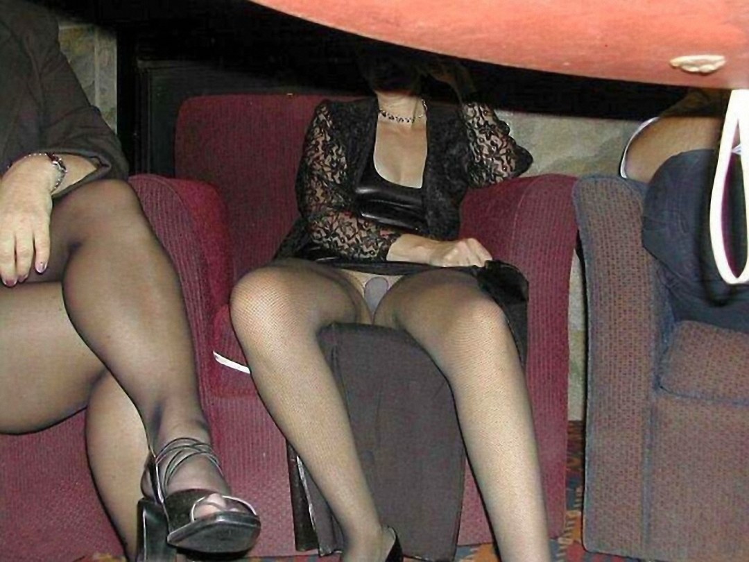 Espía en pantimedias sin bragas