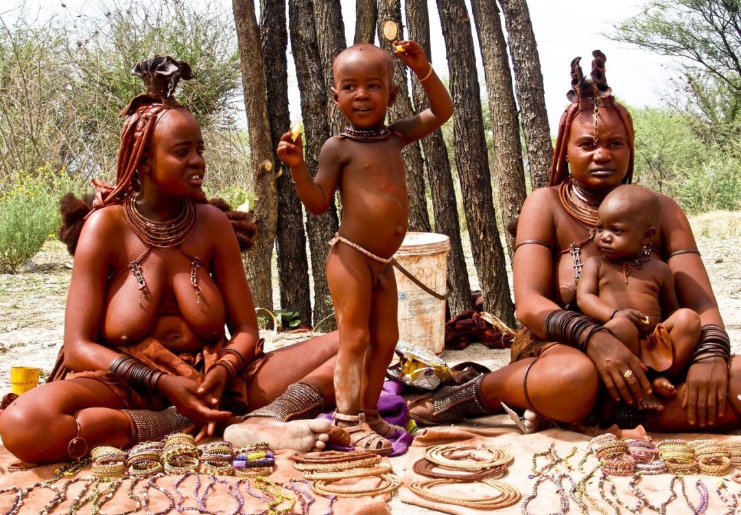 Aborigen desnudo de Australia