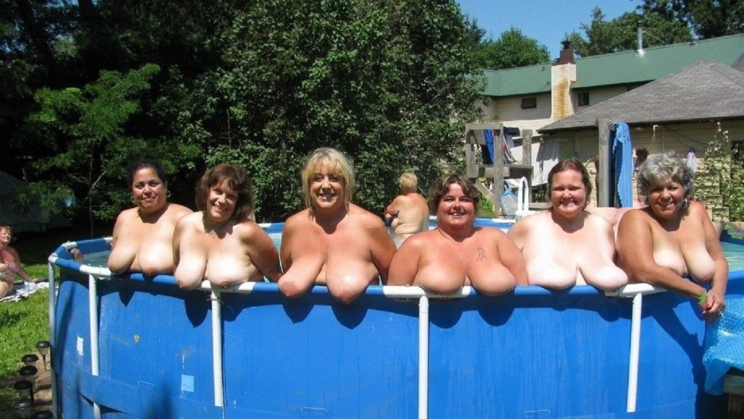Abuelas desnudas en la piscina gruesa