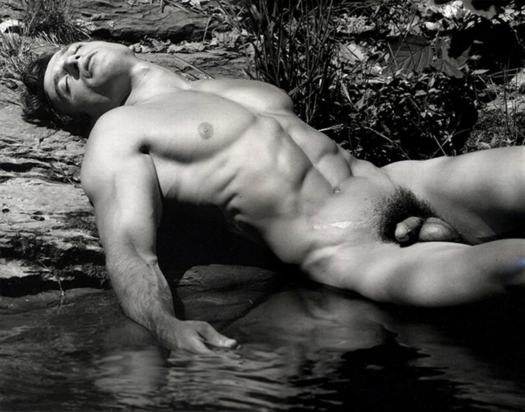 Miembro desnudo de David Gandhi