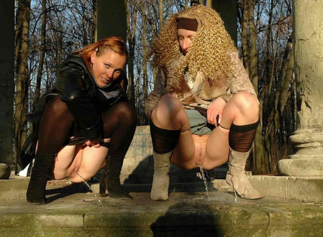 Pissing de mujeres en la calle