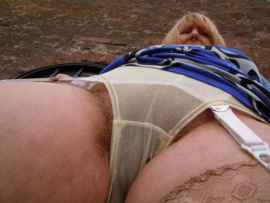 Mujeres mayores en bragas sucias