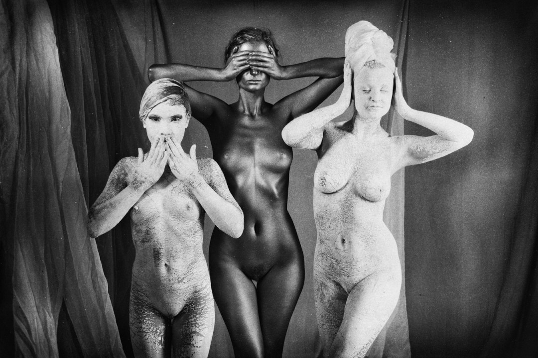 Hermosas mujeres desnudas en el teatro