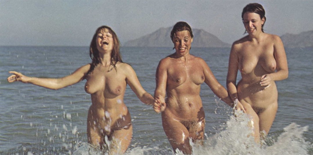 Mujeres desnudas en la playa retro