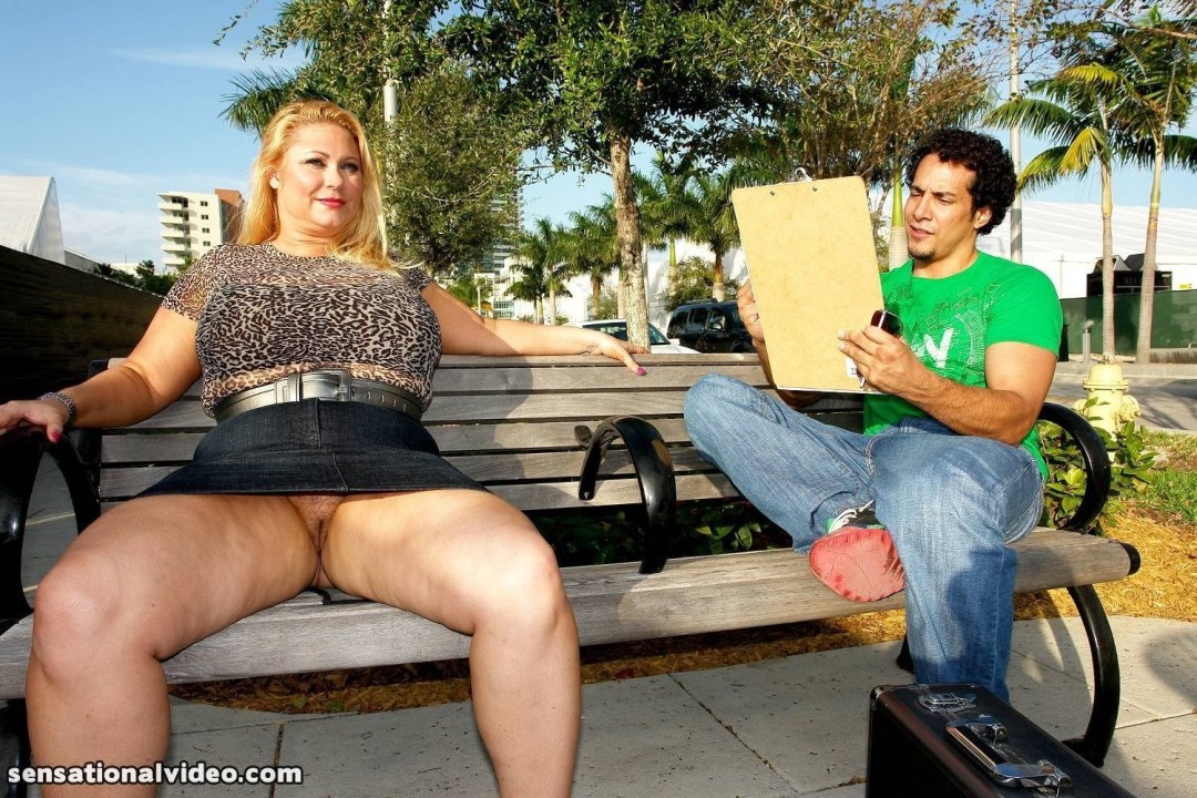 BBW en una falda sin bragas